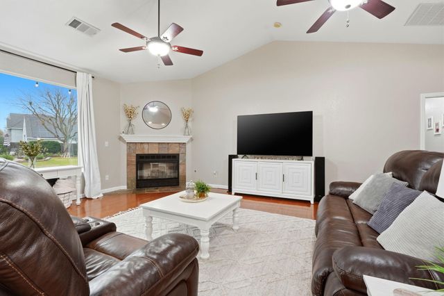 196 Hotchkiss Drive, Lemoore, CA 93245