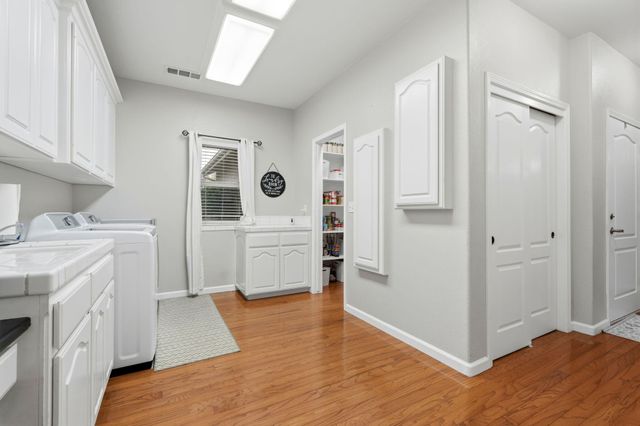 196 Hotchkiss Drive, Lemoore, CA 93245