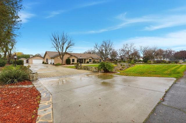 196 Hotchkiss Drive, Lemoore, CA 93245