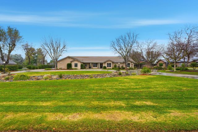 196 Hotchkiss Drive, Lemoore, CA 93245