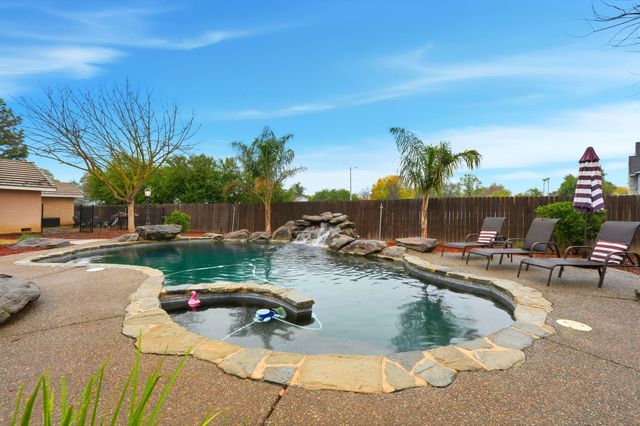 196 Hotchkiss Drive, Lemoore, CA 93245