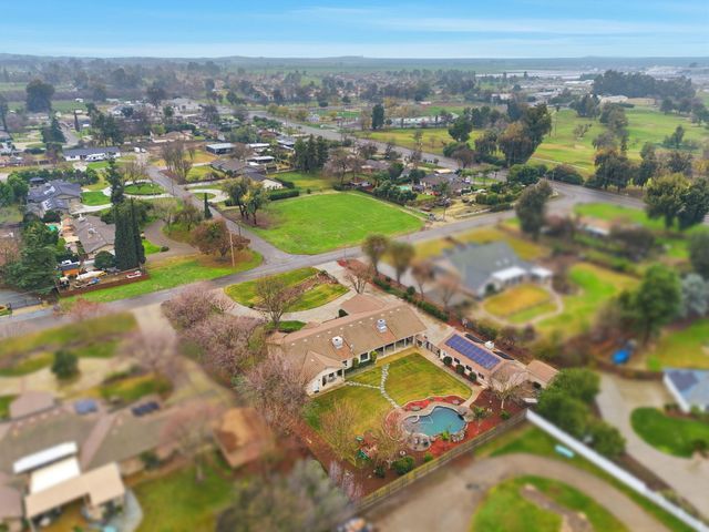 196 Hotchkiss Drive, Lemoore, CA 93245