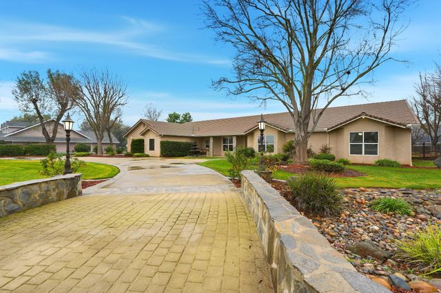 196 Hotchkiss Drive, Lemoore, CA 93245