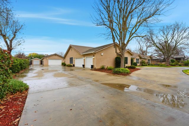 196 Hotchkiss Drive, Lemoore, CA 93245