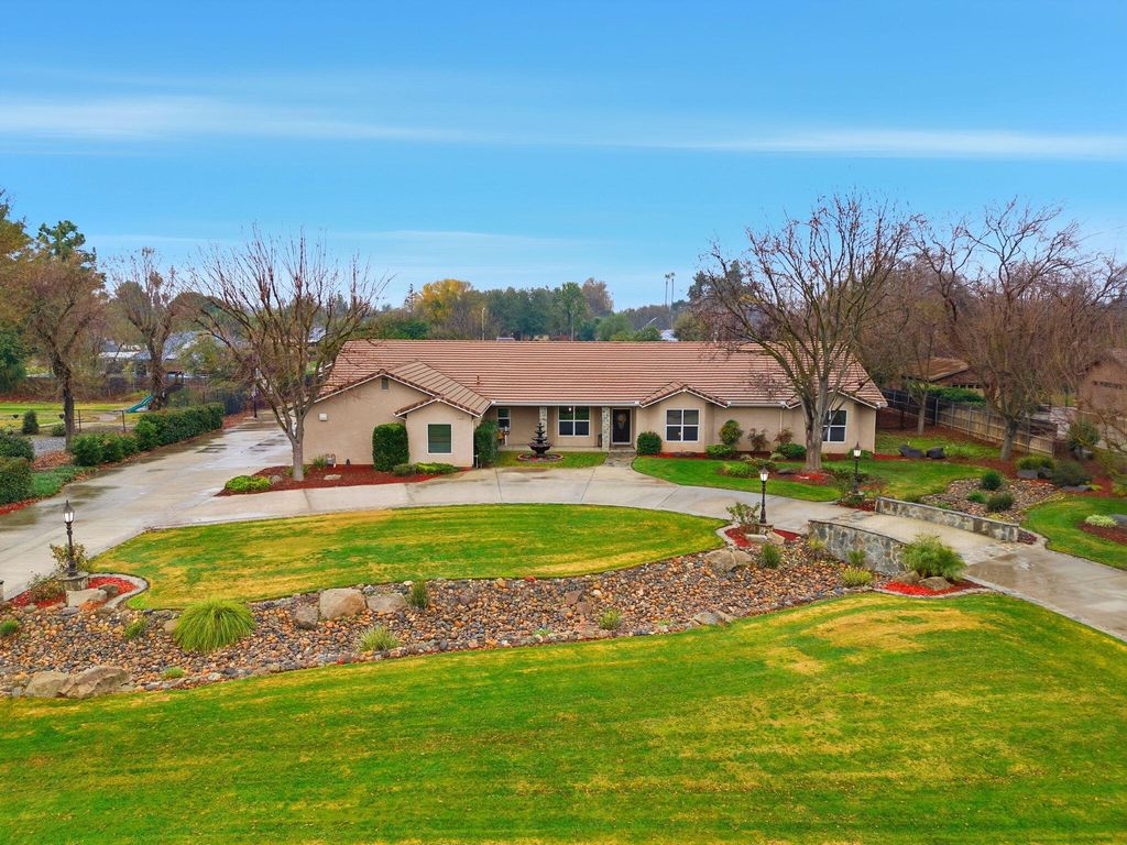 196 Hotchkiss Drive, Lemoore, CA 93245