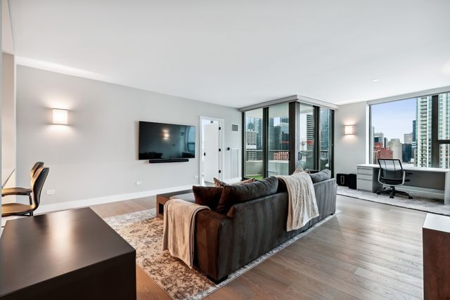 501 N CLINTON Street 2004, Chicago, IL 60654