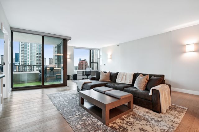 501 N CLINTON Street 2004, Chicago, IL 60654