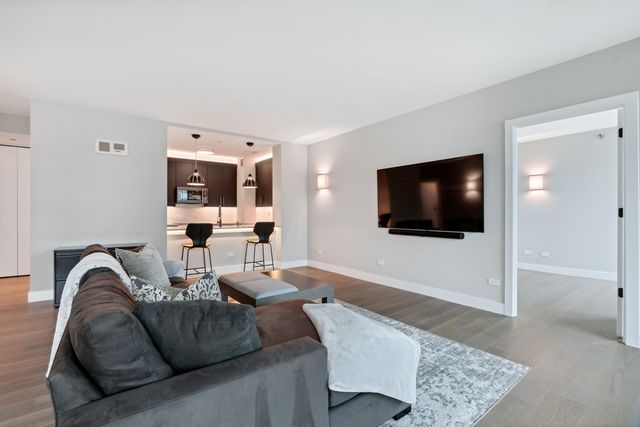 501 N CLINTON Street 2004, Chicago, IL 60654