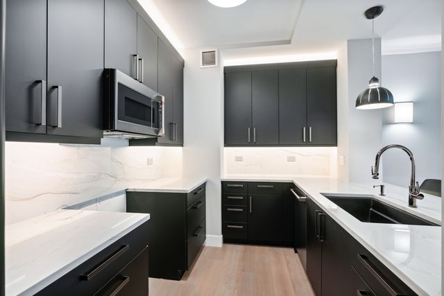 501 N CLINTON Street 2004, Chicago, IL 60654