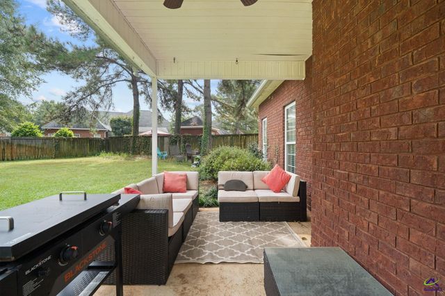 412 Arlington Falls Court, Bonaire, GA 31005