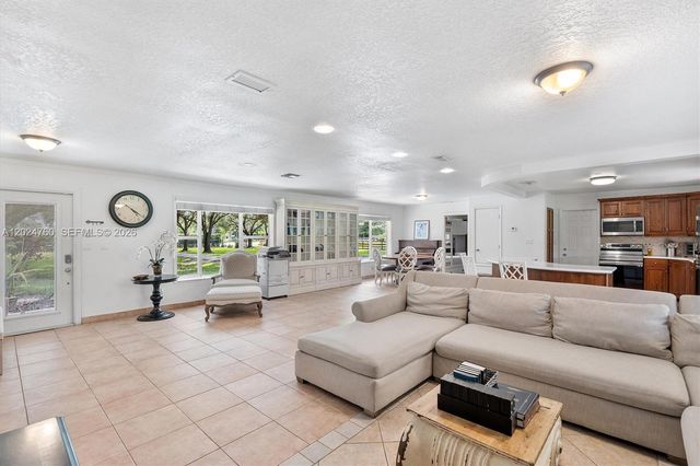 13821 Mustang Trl, Southwest Ranches, FL 33330