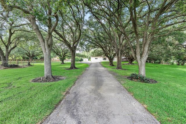 13821 Mustang Trl, Southwest Ranches, FL 33330