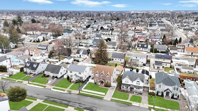 25 Virginia Avenue, Plainview, NY 11803