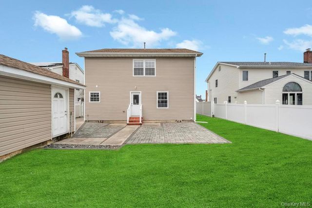 25 Virginia Avenue, Plainview, NY 11803