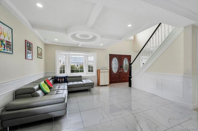 25 Virginia Avenue, Plainview, NY 11803