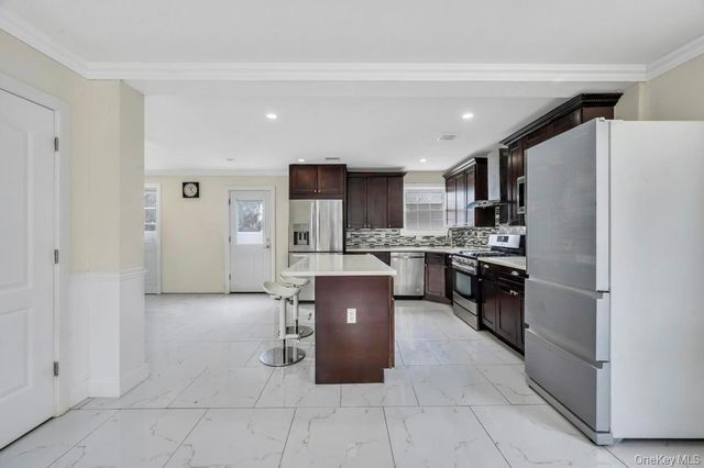 25 Virginia Avenue, Plainview, NY 11803