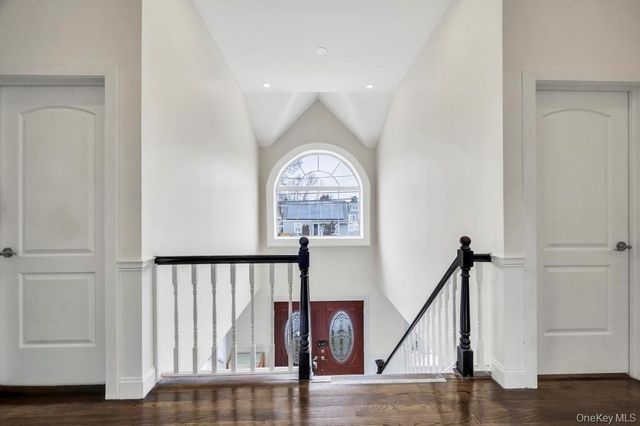 25 Virginia Avenue, Plainview, NY 11803