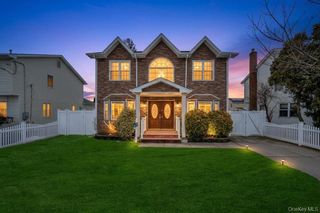 25 Virginia Avenue, Plainview, NY 11803