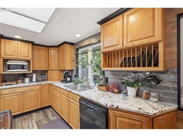 2005 AMIRANTE St, Eugene, OR 97402