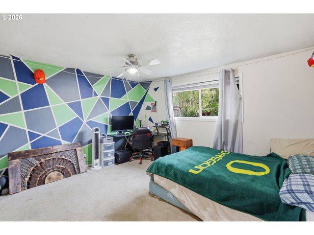 2005 AMIRANTE St, Eugene, OR 97402