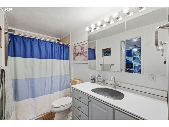 2005 AMIRANTE St, Eugene, OR 97402