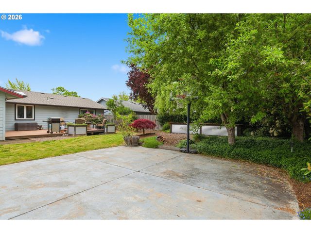 2005 AMIRANTE St, Eugene, OR 97402
