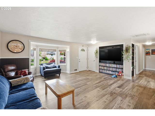 2005 AMIRANTE St, Eugene, OR 97402