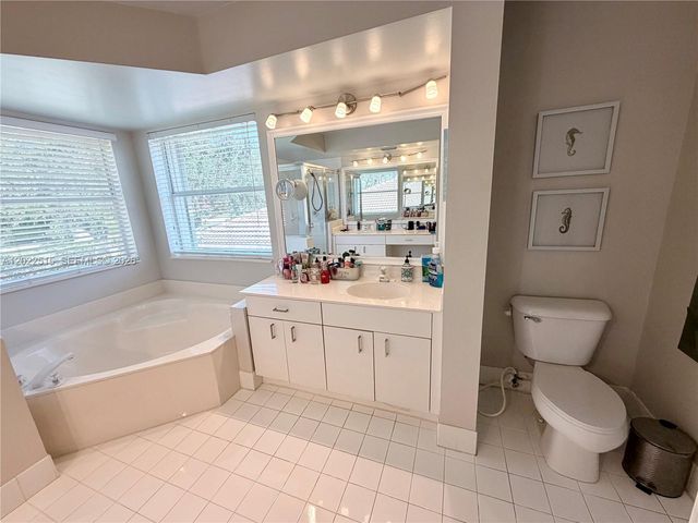 4020 Sapphire Cv, Weston, FL 33331