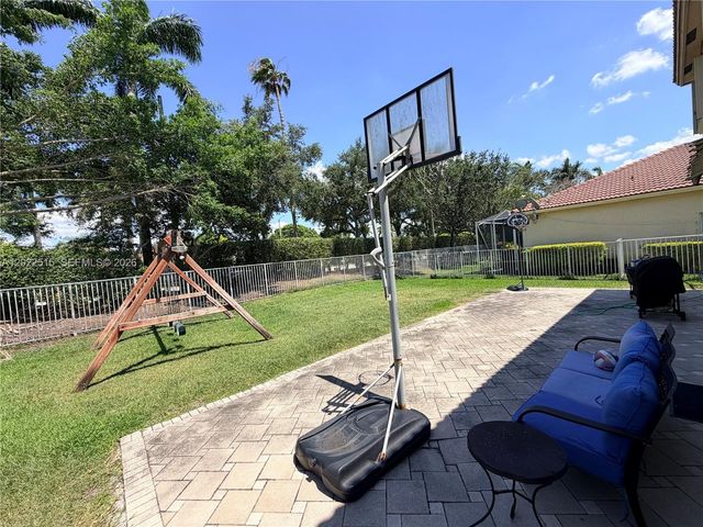 4020 Sapphire Cv, Weston, FL 33331