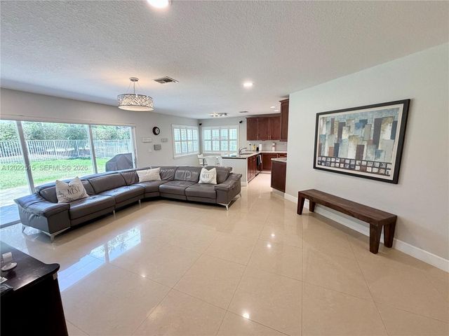 4020 Sapphire Cv, Weston, FL 33331
