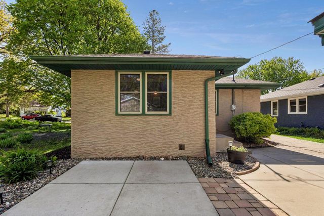 1901 Malvern Street, Roseville, MN 55113