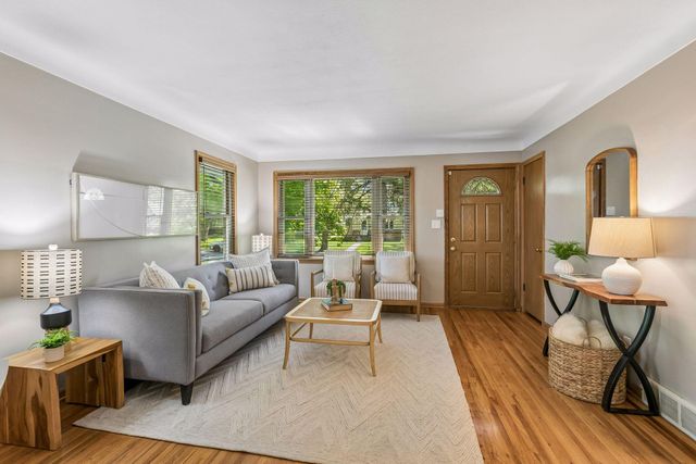 1901 Malvern Street, Roseville, MN 55113
