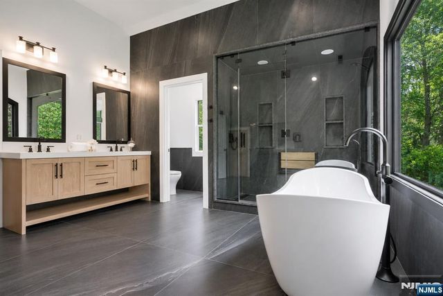 8 Lauren Pond Court, Demarest, NJ 07627