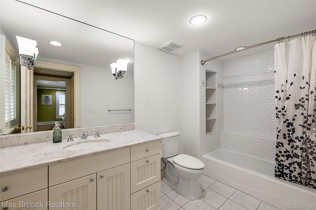 760 Lone Pine Road, Bloomfield Hills, MI 48304