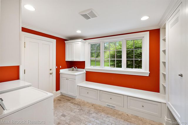 760 Lone Pine Road, Bloomfield Hills, MI 48304