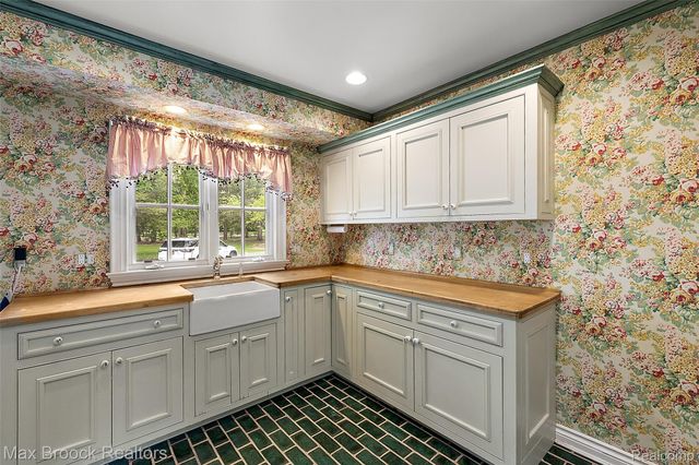760 Lone Pine Road, Bloomfield Hills, MI 48304