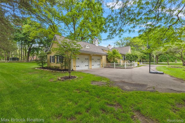 760 Lone Pine Road, Bloomfield Hills, MI 48304