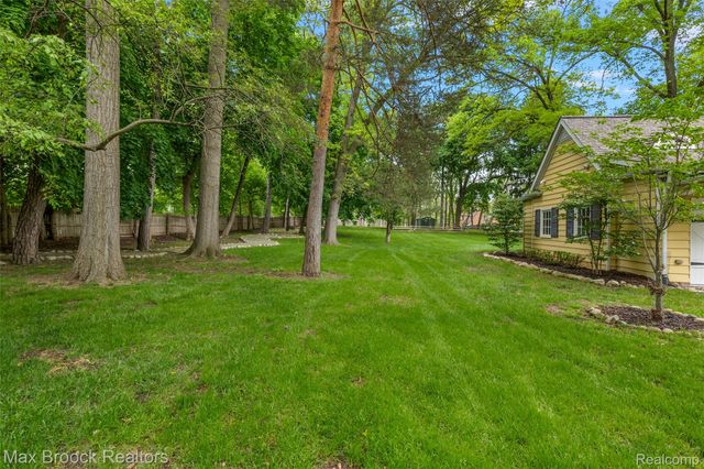 760 Lone Pine Road, Bloomfield Hills, MI 48304