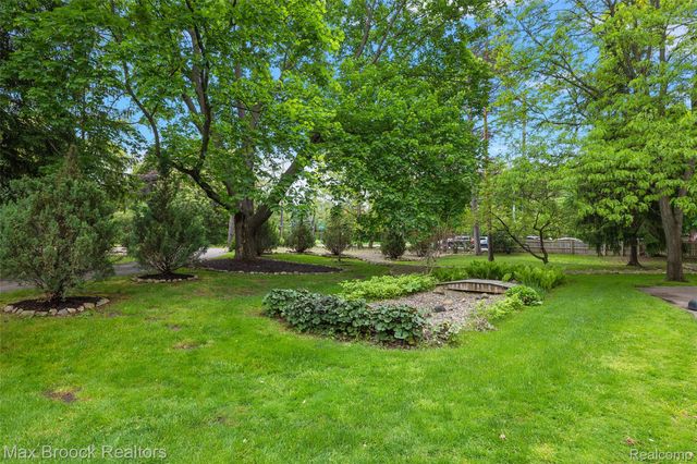 760 Lone Pine Road, Bloomfield Hills, MI 48304