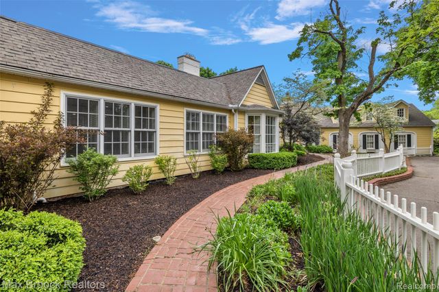 760 Lone Pine Road, Bloomfield Hills, MI 48304