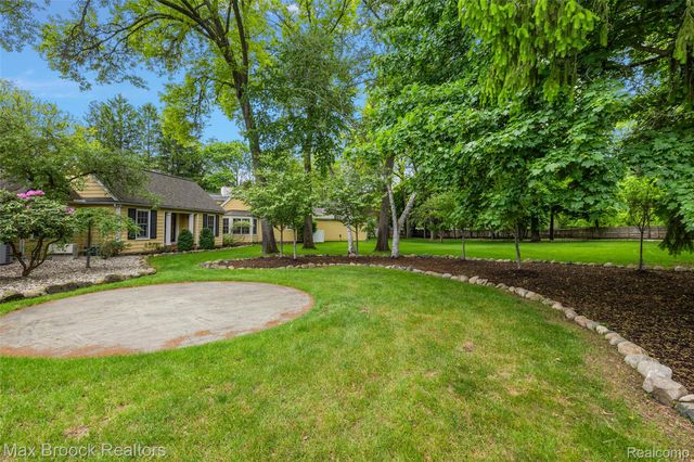 760 Lone Pine Road, Bloomfield Hills, MI 48304