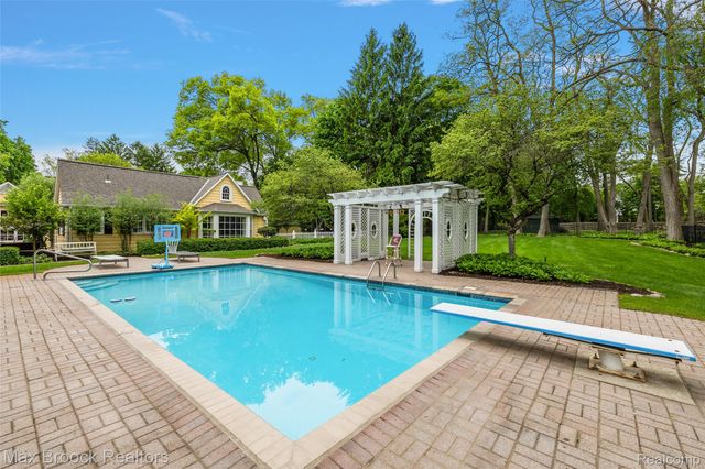 760 Lone Pine Road, Bloomfield Hills, MI 48304