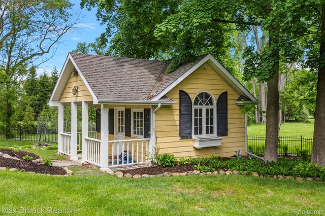 760 Lone Pine Road, Bloomfield Hills, MI 48304