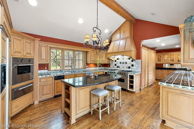 760 Lone Pine Road, Bloomfield Hills, MI 48304