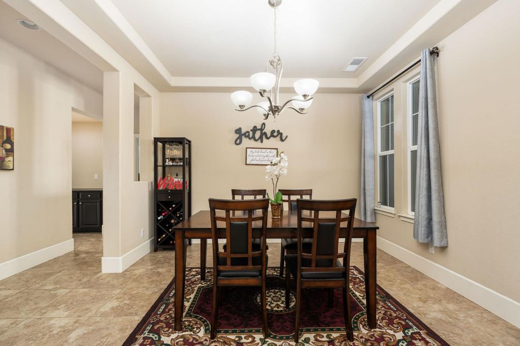 Image 11 of property listing at 1814 N Notting Hill Lane, Clovis, CA 93619