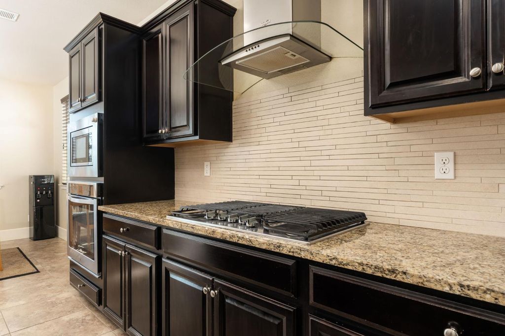 Image 21 of property listing at 1814 N Notting Hill Lane, Clovis, CA 93619