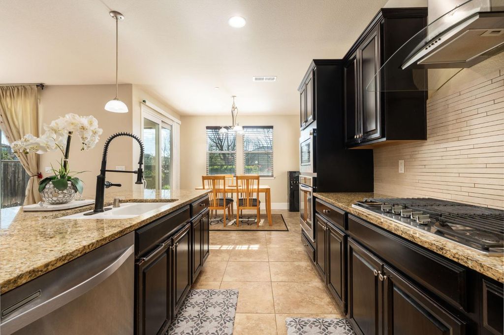 Image 22 of property listing at 1814 N Notting Hill Lane, Clovis, CA 93619