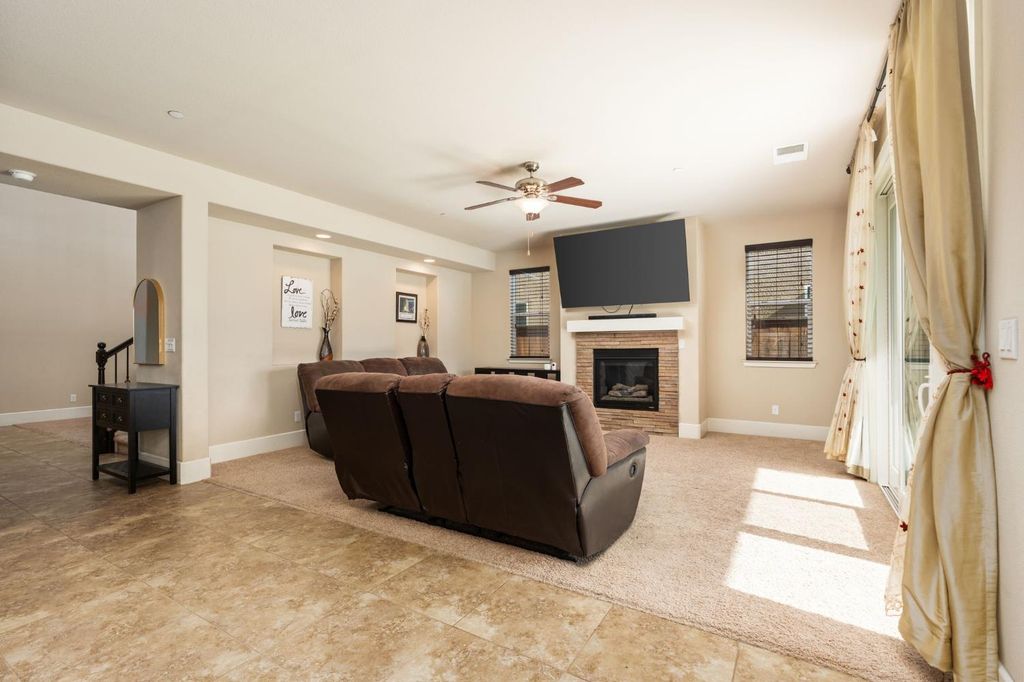 Image 25 of property listing at 1814 N Notting Hill Lane, Clovis, CA 93619