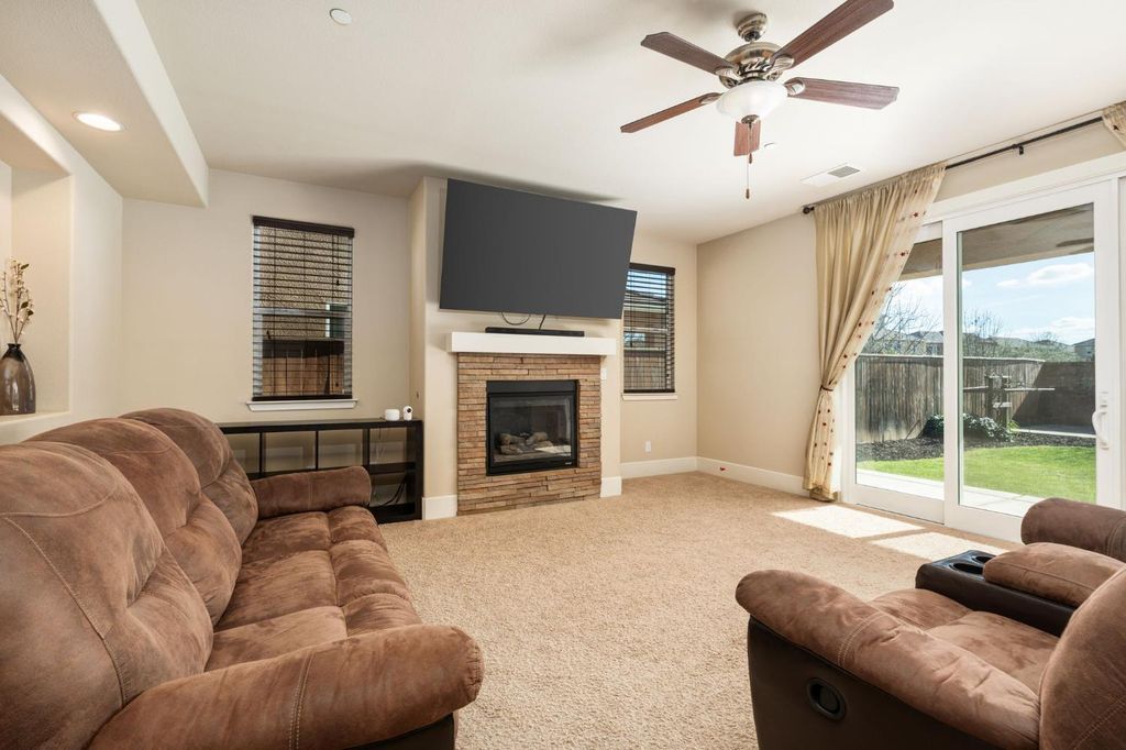 Image 27 of property listing at 1814 N Notting Hill Lane, Clovis, CA 93619