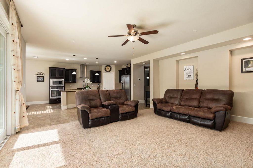 Image 28 of property listing at 1814 N Notting Hill Lane, Clovis, CA 93619